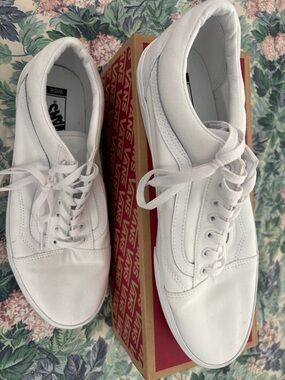 Vans White Low-Top Canvas Sneakers, size 14wide.  EUC.